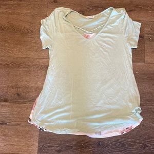 Viamor mint green and‎ floral medium top
